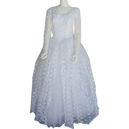 1950s - 1960s Vintage Wedding Dress Intricate Embroidered Lace Bust 36 1950s - 1960s Vintage Wedding Dress Intricate Embroidered Lace Bust 36