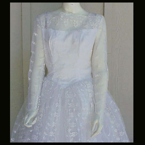 1950s - 1960s Vintage Wedding Dress Intricate Embroidered Lace Bust 36 1950s - 1960s Vintage Wedding Dress Intricate Embroidered Lace Bust 36