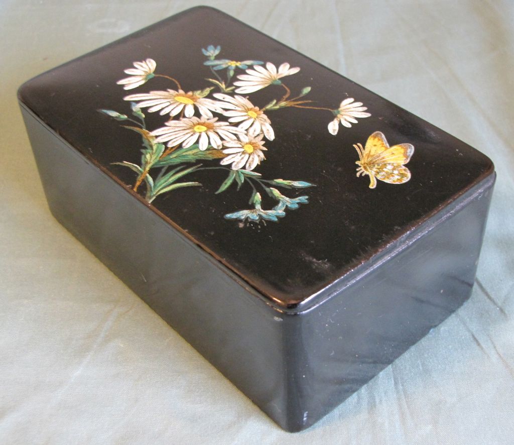 Very Large Papier Mache Ladies Snuff Box, Daisies & Butterflies Very Large Papier Mache Ladies Snuff Box, Daisies & Butterflies