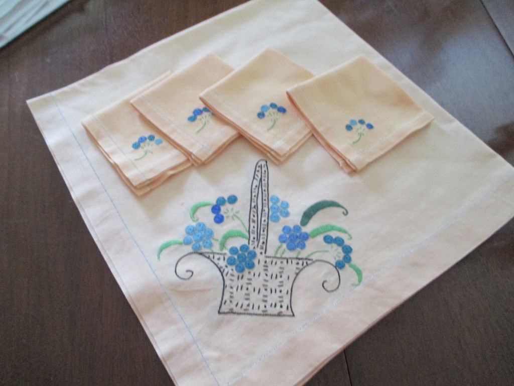 Linen Table Overlay With 4 Napkins Plus 4 Extra Napkins(See all pics) Linen Table Overlay With 4 Napkins Plus 4 Extra Napkins(See all pics)