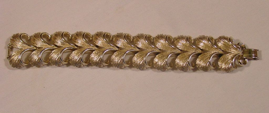 Lisner ~ Bracelet ~ 6 1/2" Gold Tone Metal ~ Feathered V's Lisner ~ Bracelet ~ 6 1/2" Gold Tone Metal ~ Feathered V's