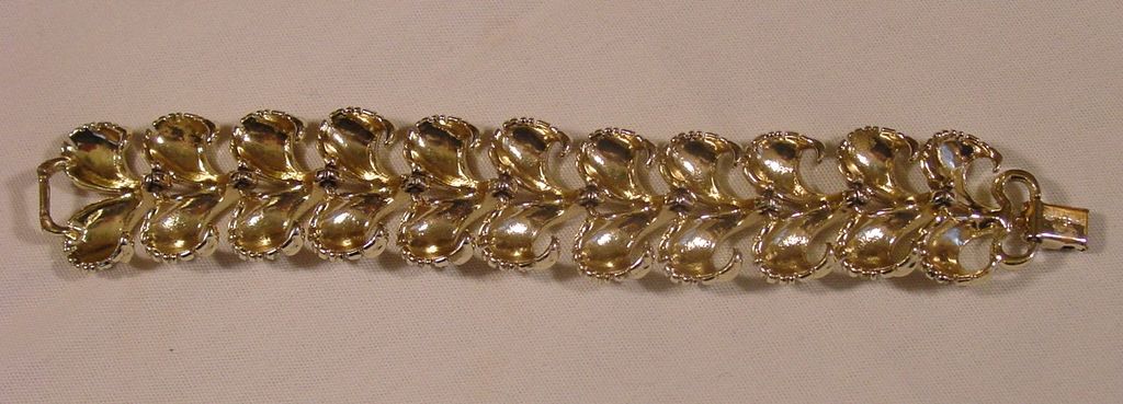 Lisner ~ Bracelet ~ 6 1/2" Gold Tone Metal ~ Feathered V's Lisner ~ Bracelet ~ 6 1/2" Gold Tone Metal ~ Feathered V's