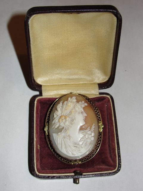 Edwardian 14 kt Gold and Shell Cameo Woman's Profile Brooch Pendant Edwardian 14 kt Gold and Shell Cameo Woman's Profile Brooch Pendant