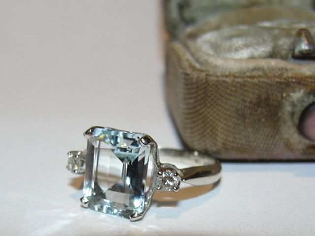 14 kt White Gold Ring with an Emerald Cut Aquamarine and Diamonds 14 kt White Gold Ring with an Emerald Cut Aquamarine and Diamonds