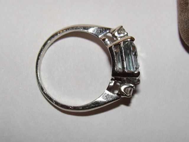 14 kt White Gold Ring with an Emerald Cut Aquamarine and Diamonds 14 kt White Gold Ring with an Emerald Cut Aquamarine and Diamonds