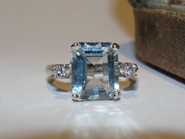 14 kt White Gold Ring with an Emerald Cut Aquamarine and Diamonds 14 kt White Gold Ring with an Emerald Cut Aquamarine and Diamonds
