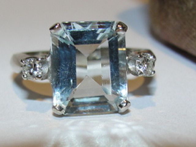 14 kt White Gold Ring with an Emerald Cut Aquamarine and Diamonds 14 kt White Gold Ring with an Emerald Cut Aquamarine and Diamonds