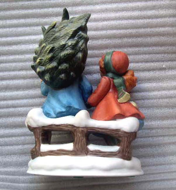 AVON Christmas Memories First Edition Figurine - 1981 AVON Christmas Memories First Edition Figurine - 1981