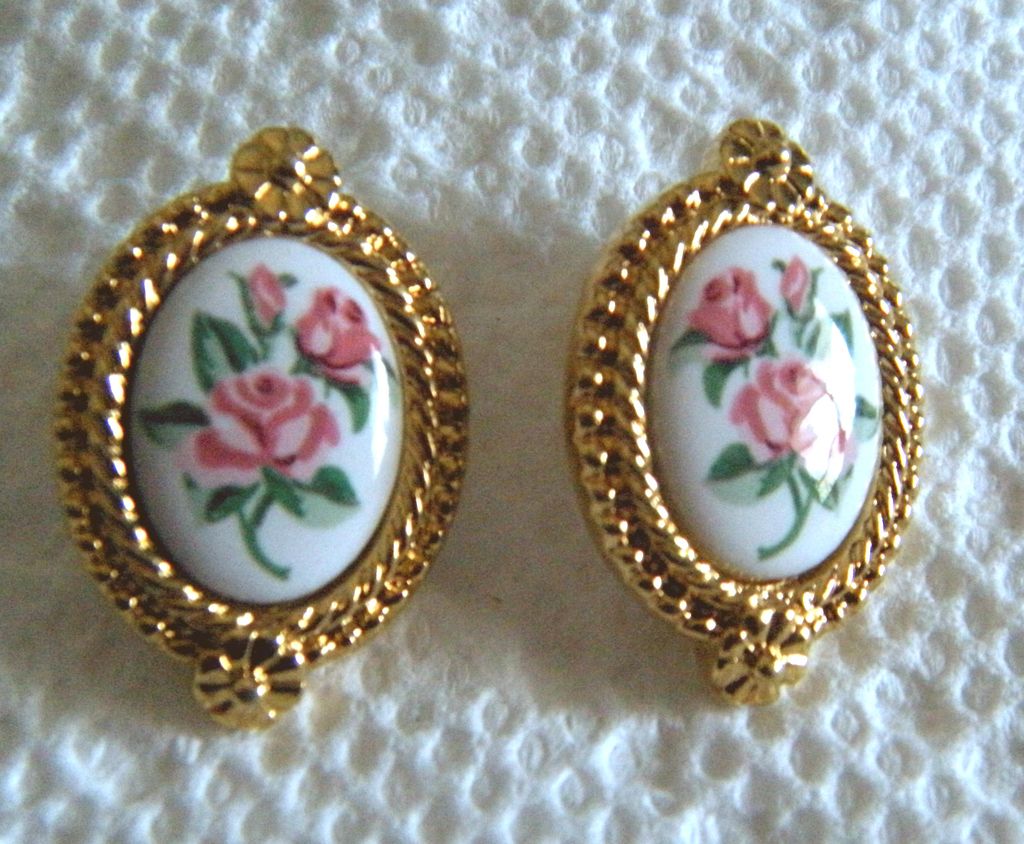 AVON Pastel Lace with Roses Pierced Earrings - Book Piece AVON Pastel Lace with Roses Pierced Earrings - Book Piece