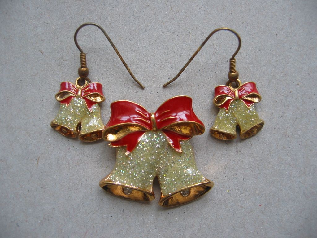 Avon Festive Holiday Bell Pin and Earrings Set -Book Piece Avon Festive Holiday Bell Pin and Earrings Set -Book Piece