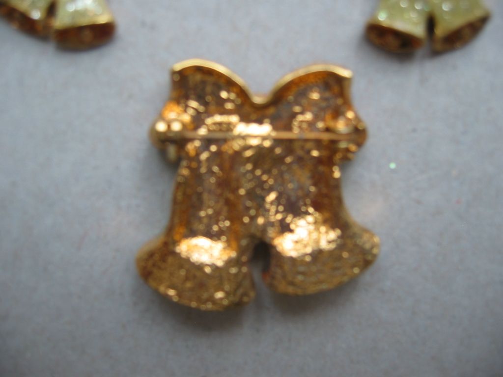 Avon Festive Holiday Bell Pin and Earrings Set -Book Piece Avon Festive Holiday Bell Pin and Earrings Set -Book Piece