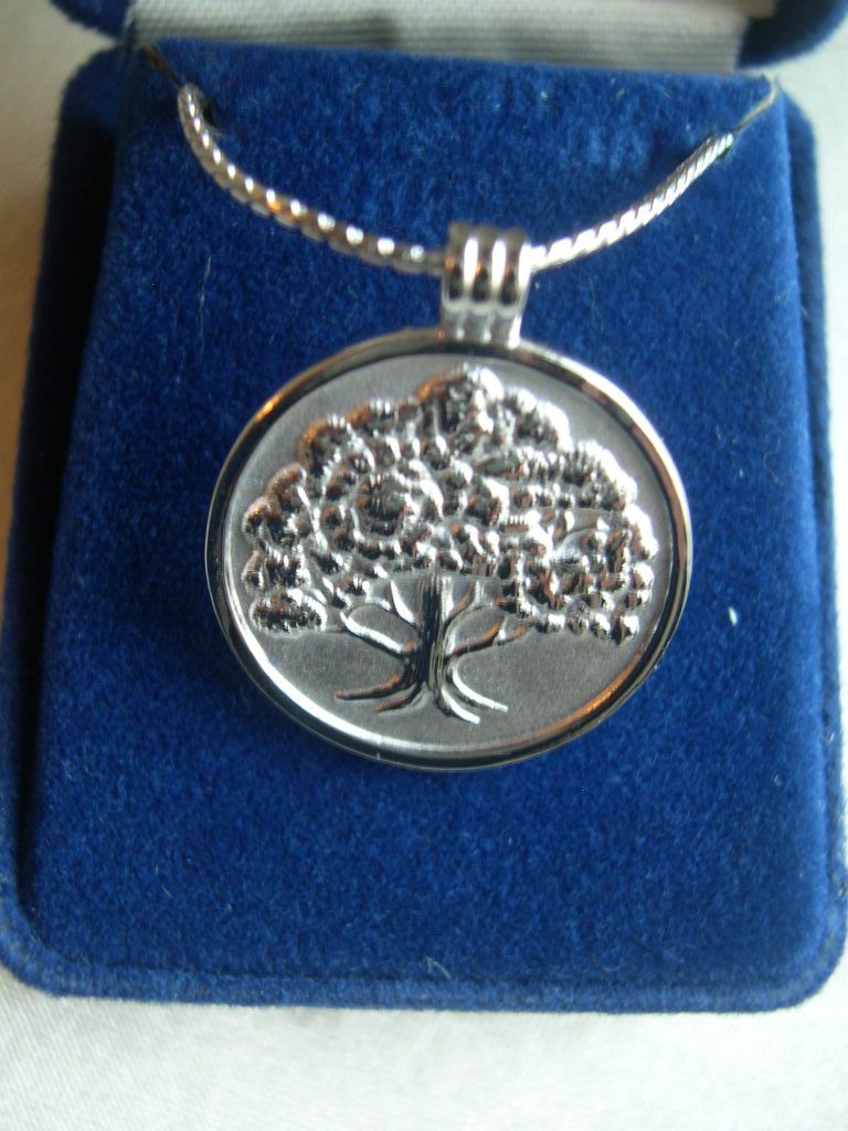 AVON "President's Celebration" 1980 Silver Necklace - Book Piece AVON "President's Celebration" 1980 Silver Necklace - Book Piece