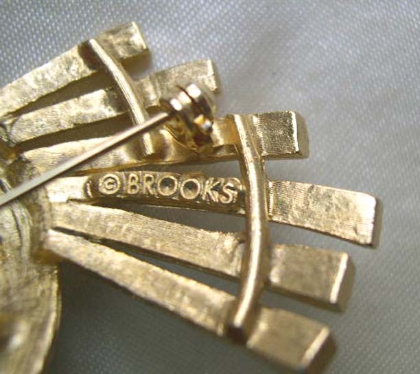 BROOKS Swirl Design Pin with Amber Colored Stone BROOKS Swirl Design Pin with Amber Colored Stone
