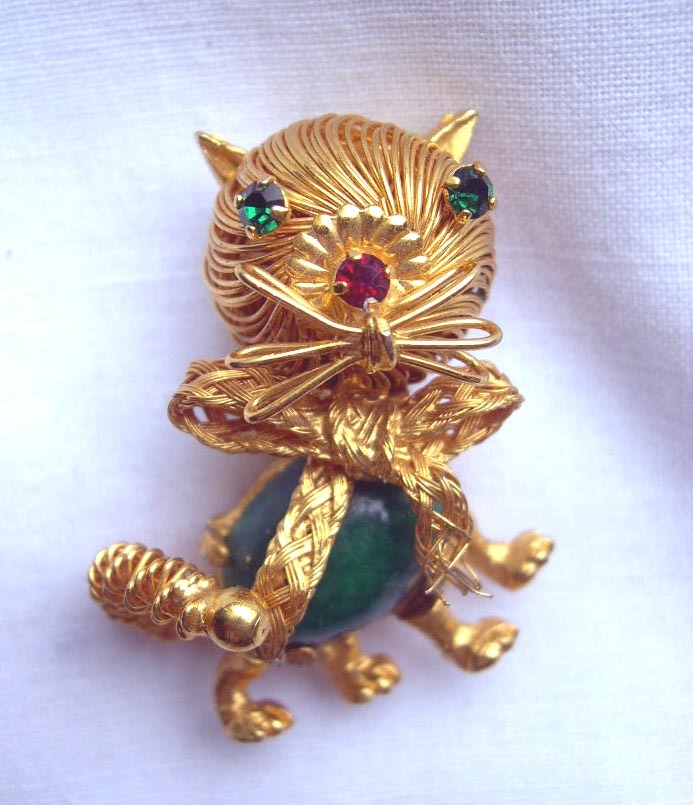 Vntage Goldtone Spaghetti Wire Cat Pin with Gemstone Vntage Goldtone Spaghetti Wire Cat Pin with Gemstone