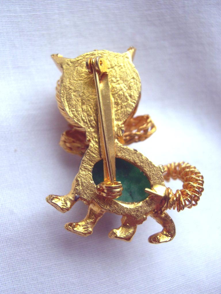 Vntage Goldtone Spaghetti Wire Cat Pin with Gemstone Vntage Goldtone Spaghetti Wire Cat Pin with Gemstone
