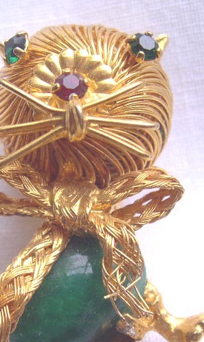 Vntage Goldtone Spaghetti Wire Cat Pin with Gemstone Vntage Goldtone Spaghetti Wire Cat Pin with Gemstone