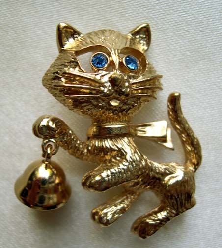 AVON Frisky Kitty Cat Pin with Sapphire Blue Eyes - 1975 - Book Piece AVON Frisky Kitty Cat Pin with Sapphire Blue Eyes - 1975 - Book Piece