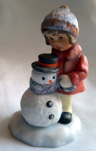 Goebel - A Gift for Snowman figurine - 2001 Goebel - A Gift for Snowman figurine - 2001