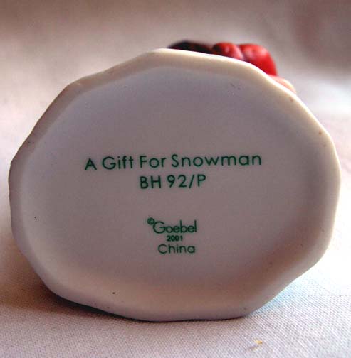 Goebel - A Gift for Snowman figurine - 2001 Goebel - A Gift for Snowman figurine - 2001
