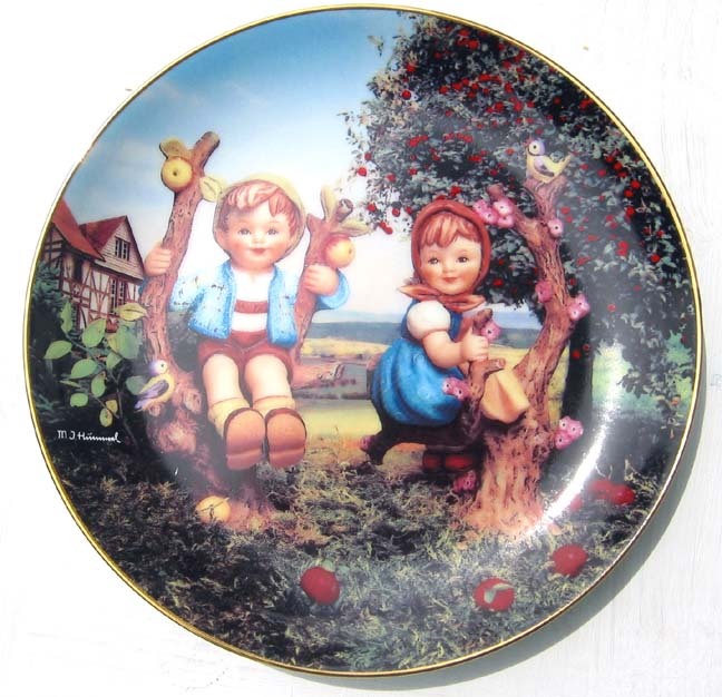 M.J. Hummel Apple Tree Boy and Girl Plate - 1991 M.J. Hummel Apple Tree Boy and Girl Plate - 1991