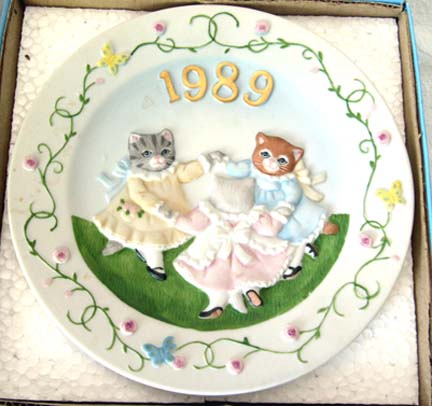 SCHMID Kitty Cucumber "Ring Around the Posie" Plate - 1989 SCHMID Kitty Cucumber "Ring Around the Posie" Plate - 1989