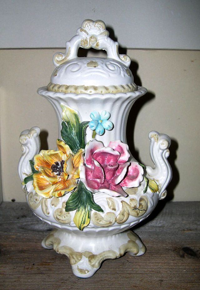 VIntage Capodimonte Urn Vase with Colored Roses - 1318/30 VIntage Capodimonte Urn Vase with Colored Roses - 1318/30