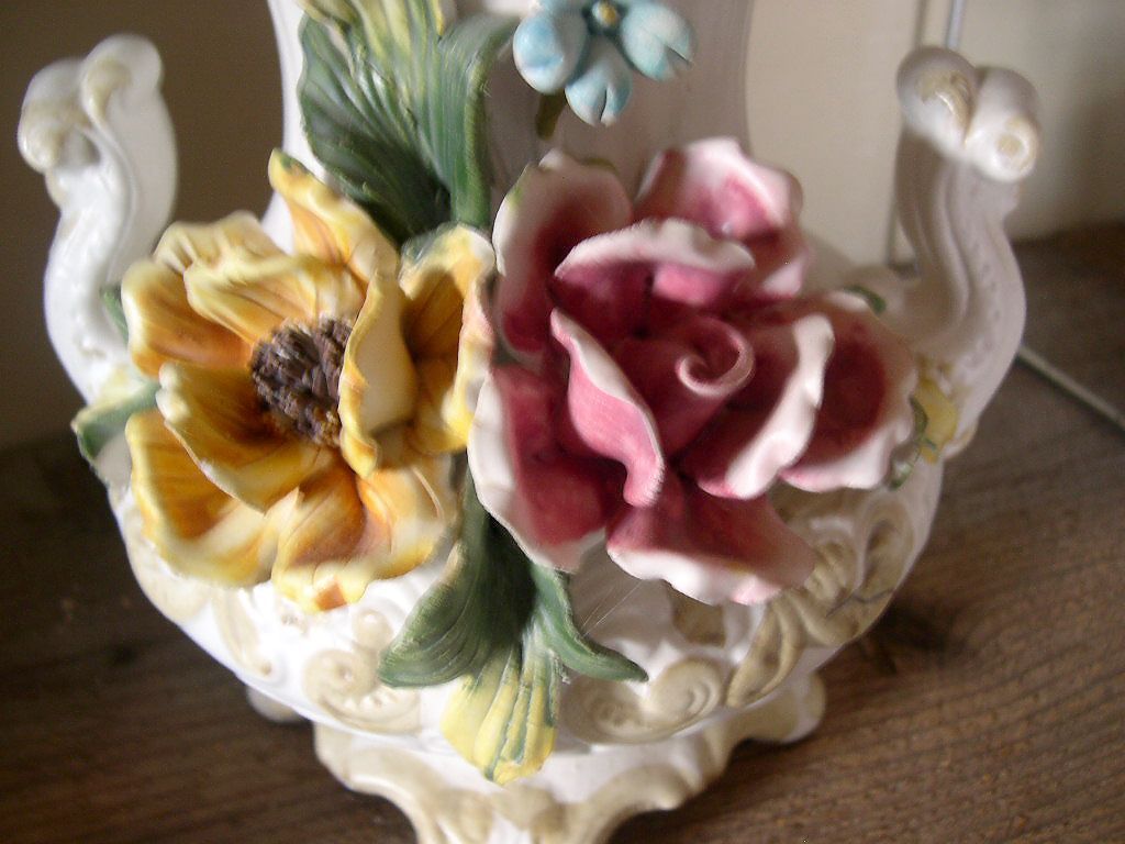 VIntage Capodimonte Urn Vase with Colored Roses - 1318/30 VIntage Capodimonte Urn Vase with Colored Roses - 1318/30