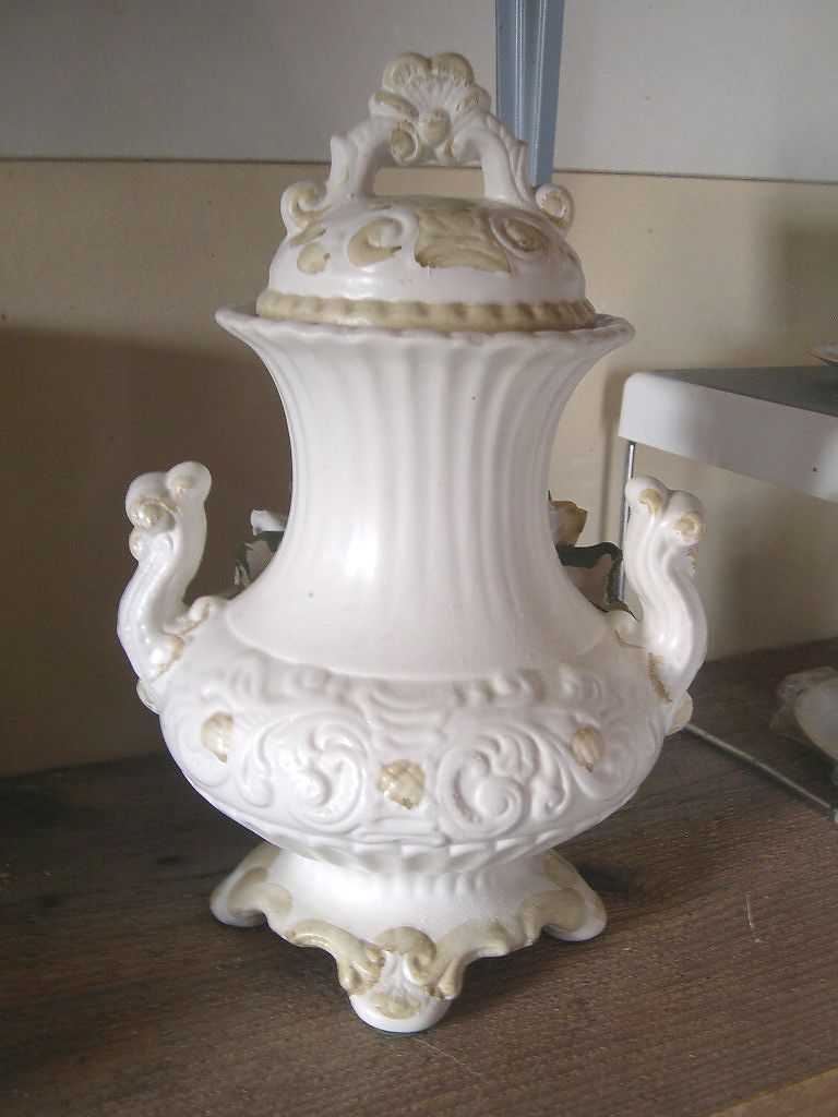 VIntage Capodimonte Urn Vase with Colored Roses - 1318/30 VIntage Capodimonte Urn Vase with Colored Roses - 1318/30