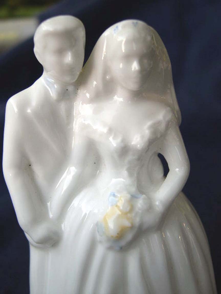 WEDGWOOD Bride and Groom Wedding Day Figurine WEDGWOOD Bride and Groom Wedding Day Figurine