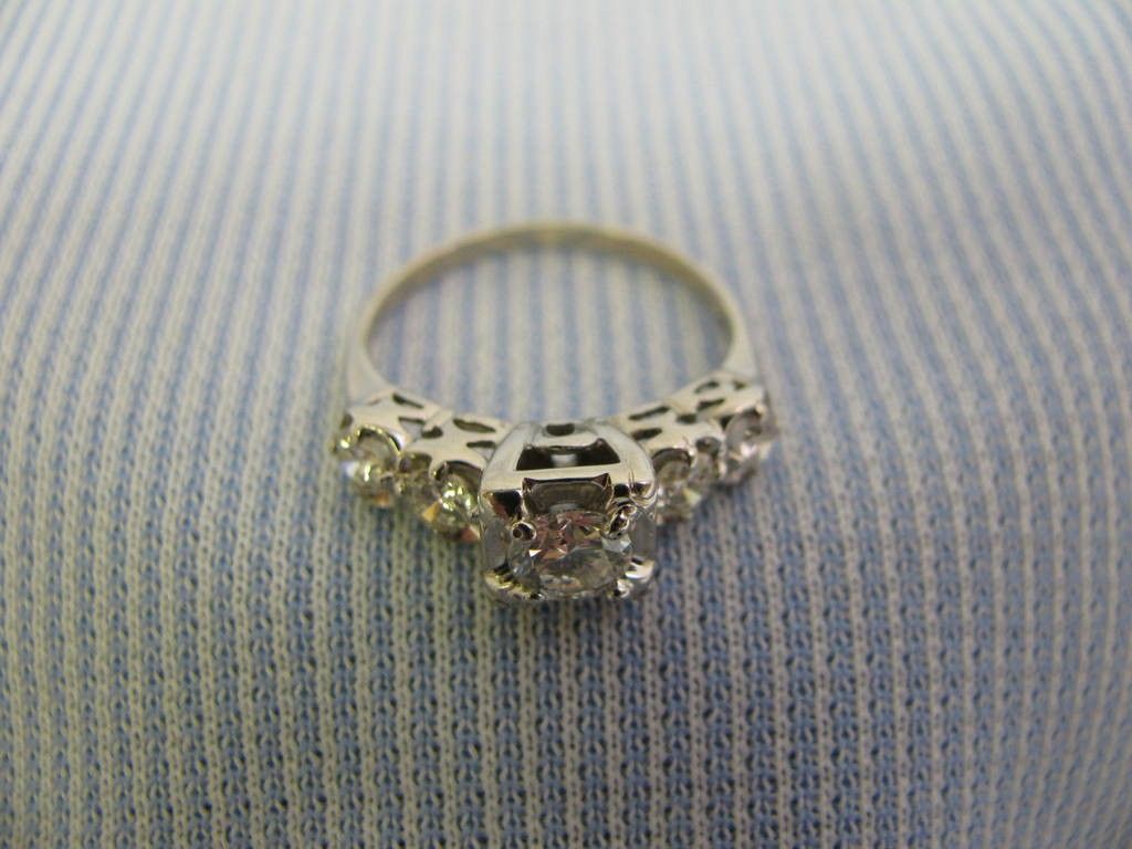 14k White Gold 5 Stone Diamond Engagement Ring .87tcw size 7 .40 Carat Center 14k White Gold 5 Stone Diamond Engagement Ring .87tcw size 7 .40 Carat Center