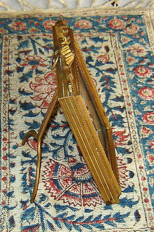 Brass Table-Top Picture Frame with Fancy Bow Brass Table-Top Picture Frame with Fancy Bow
