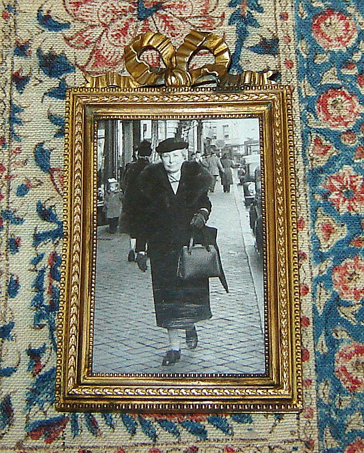 Brass Table-Top Picture Frame with Fancy Bow Brass Table-Top Picture Frame with Fancy Bow