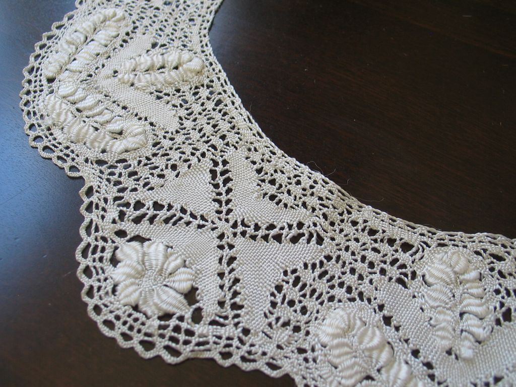 Antique Silk Maltese Lace Collar 19th Century Bobbin Lace Antique Silk Maltese Lace Collar 19th Century Bobbin Lace