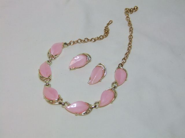 Pink Necklace and Earring Set - Goldtone setting Pink Necklace and Earring Set - Goldtone setting