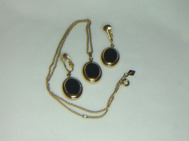 Sarah Coventry Jet Elegance Pendant w/Chain and Earrings Sarah Coventry Jet Elegance Pendant w/Chain and Earrings