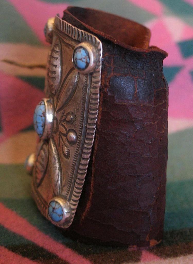 Navajo Ketoh/Bowguard 1910 With Hubbell Glass Navajo Ketoh/Bowguard 1910 With Hubbell Glass