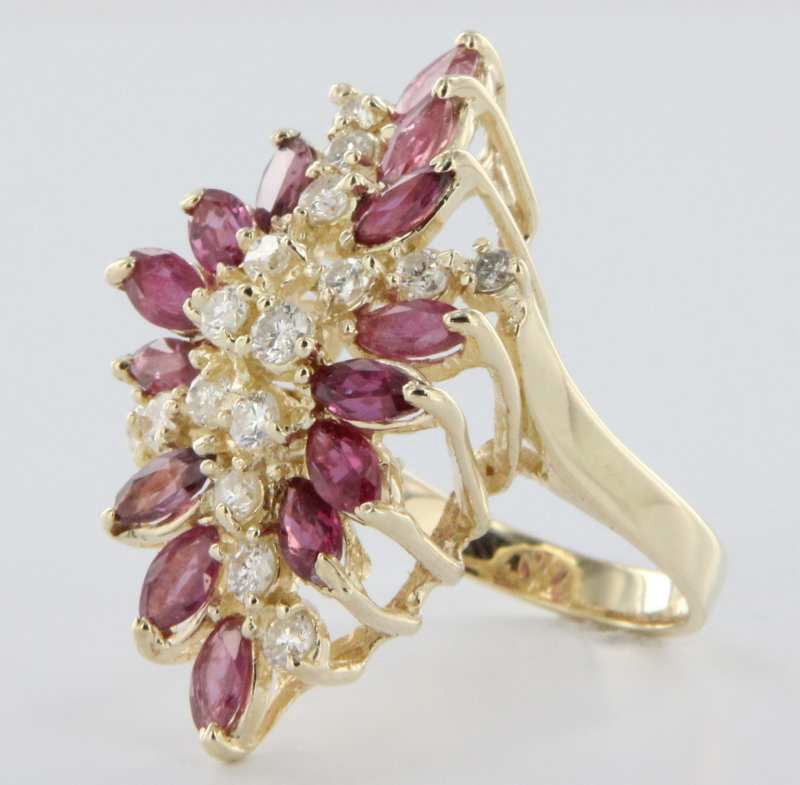 Vintage Estate Diamond Ruby Flower 14 Karat Yellow Gold Cocktail Ring Statement Fine Jewelry Vintage Estate Diamond Ruby Flower 14 Karat Yellow Gold Cocktail Ring Statement Fine Jewelry