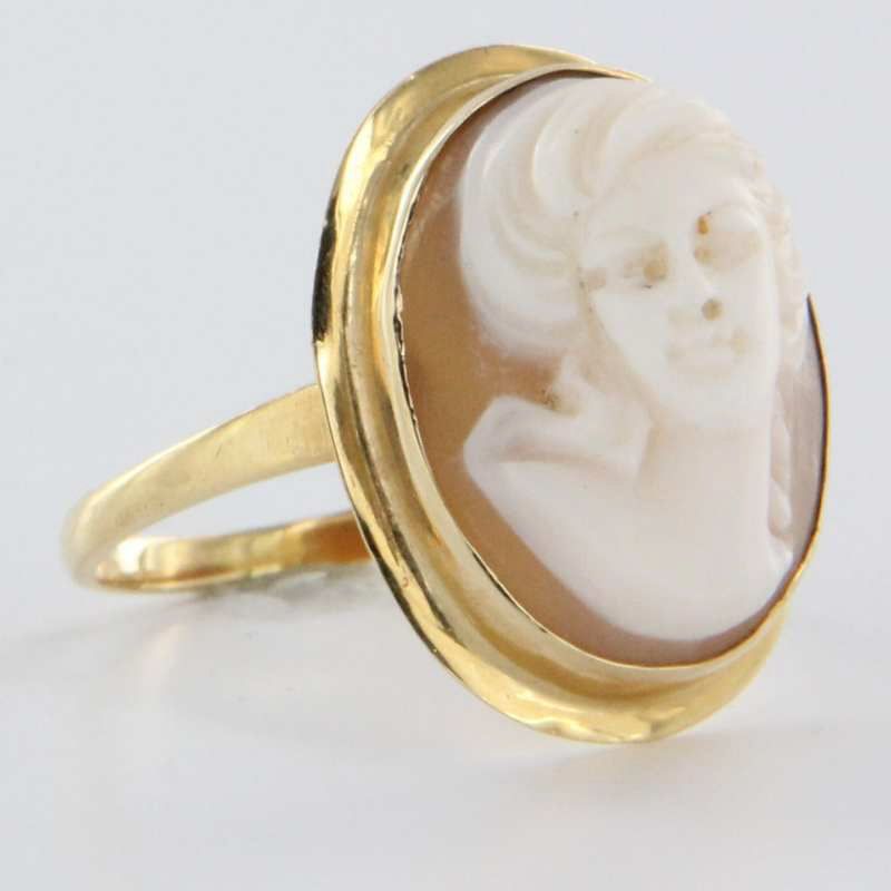 Vintage Estate Carved Cameo 18 Karat Yellow Gold Cocktail Ring Heirloom Pre Owned Jewelry Vintage Estate Carved Cameo 18 Karat Yellow Gold Cocktail Ring Heirloom Pre Owned Jewelry