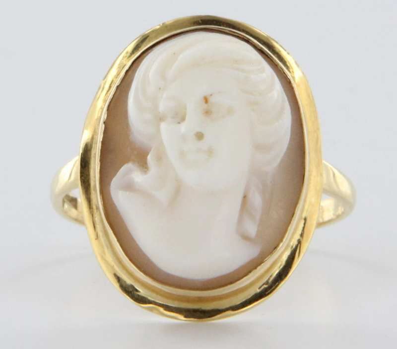 Vintage Estate Carved Cameo 18 Karat Yellow Gold Cocktail Ring Heirloom Pre Owned Jewelry Vintage Estate Carved Cameo 18 Karat Yellow Gold Cocktail Ring Heirloom Pre Owned Jewelry