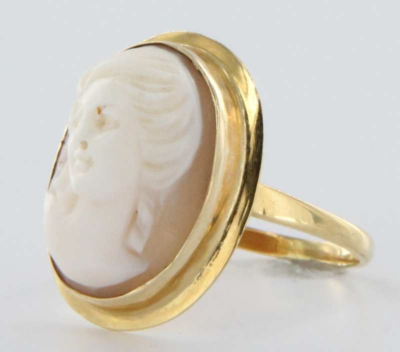 Vintage Estate Carved Cameo 18 Karat Yellow Gold Cocktail Ring Heirloom Pre Owned Jewelry Vintage Estate Carved Cameo 18 Karat Yellow Gold Cocktail Ring Heirloom Pre Owned Jewelry