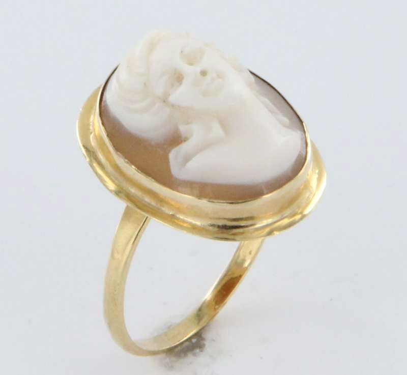 Vintage Estate Carved Cameo 18 Karat Yellow Gold Cocktail Ring Heirloom Pre Owned Jewelry Vintage Estate Carved Cameo 18 Karat Yellow Gold Cocktail Ring Heirloom Pre Owned Jewelry