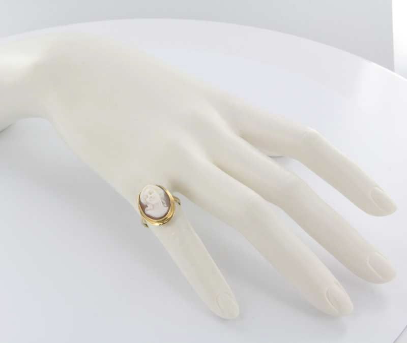 Vintage Estate Carved Cameo 18 Karat Yellow Gold Cocktail Ring Heirloom Pre Owned Jewelry Vintage Estate Carved Cameo 18 Karat Yellow Gold Cocktail Ring Heirloom Pre Owned Jewelry