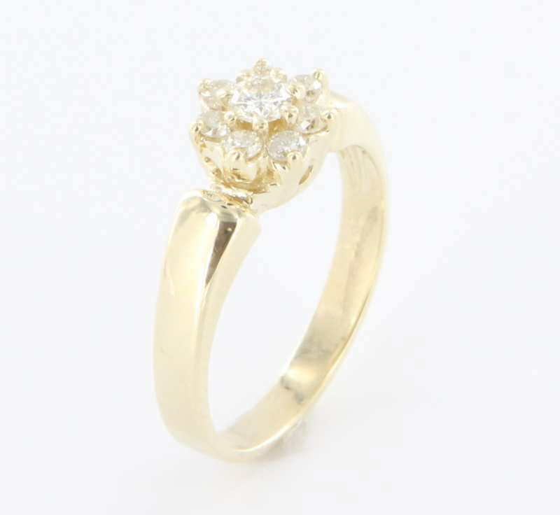 Estate 14K Yellow Gold Diamond Flower Cluster Ring Estate 14K Yellow Gold Diamond Flower Cluster Ring