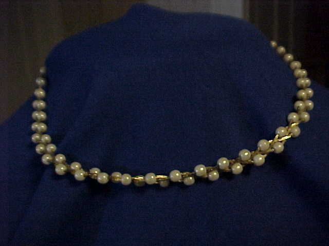 Choker Necklace Gold tone & Pearl Beads Choker Necklace Gold tone & Pearl Beads