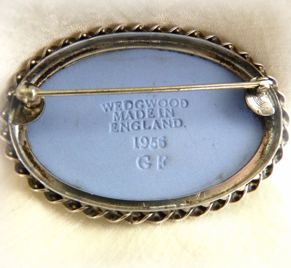 Vintage Wedgwood cameo brooch sterling cherubs at play from