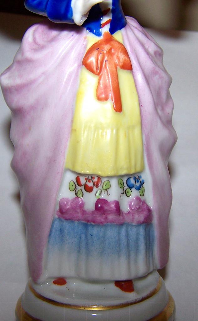 Colorful Sitzendorf Porcelain Colonial Lady Figurine Holding a Fan Colorful Sitzendorf Porcelain Colonial Lady Figurine Holding a Fan