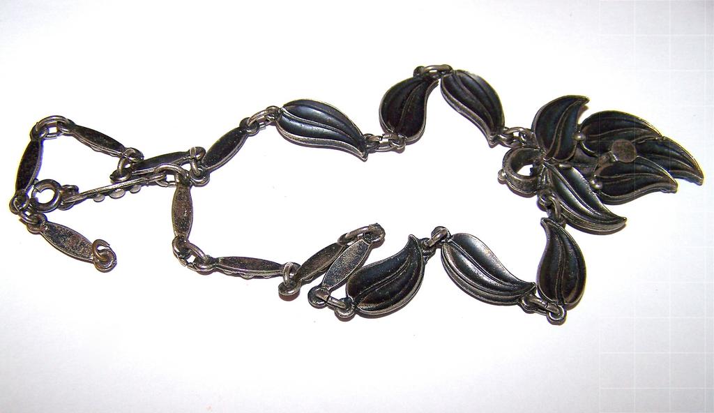 Substantial Decorative Metal Organic Themed Leaf Pendant Necklace Substantial Decorative Metal Organic Themed Leaf Pendant Necklace
