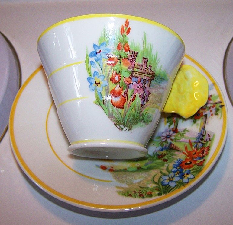 Flower / Floral Handle Floral Motif Tea Cup & Saucer MIJ Flower / Floral Handle Floral Motif Tea Cup & Saucer MIJ