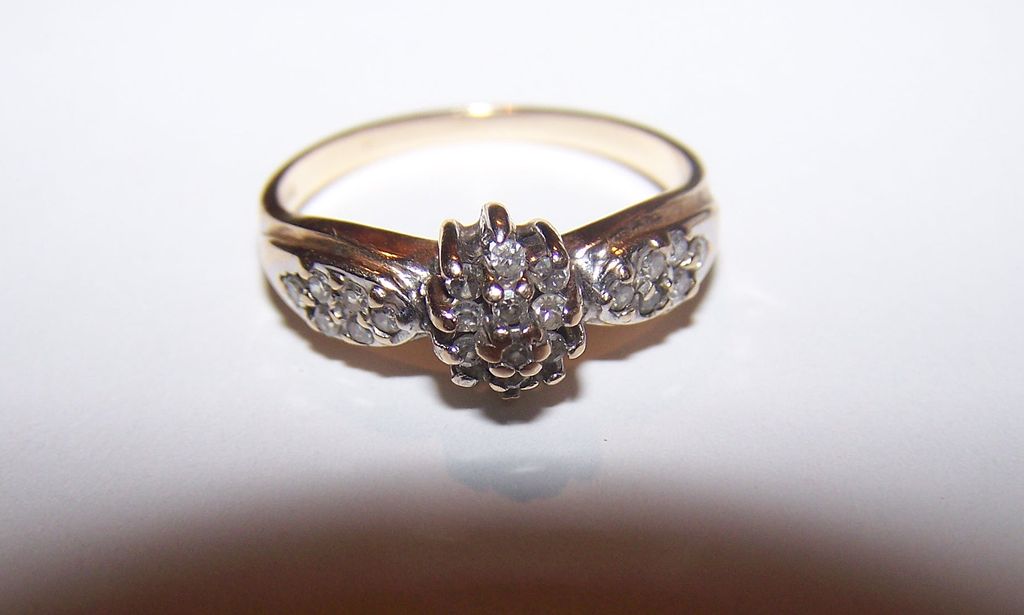 10 K Gold Diamond Chip Ring Very Decorative Ladies Size 7 10 K Gold Diamond Chip Ring Very Decorative Ladies Size 7