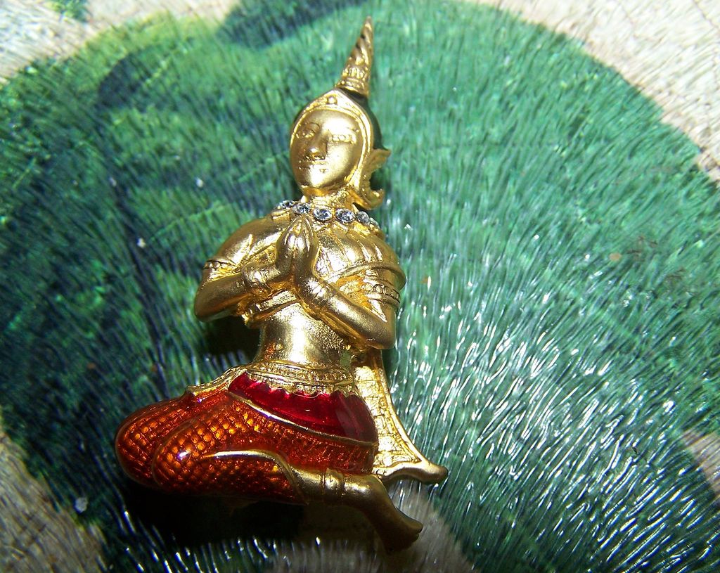 Meditating Asian Themed Figural Pin Rhinestone Enamel Meditating Asian Themed Figural Pin Rhinestone Enamel